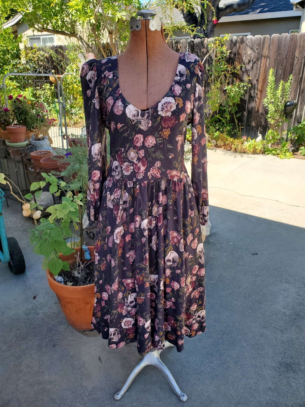 La Femme En Noir Dark Floral Long-Sleeve Midi Dress - Black with Rose Print